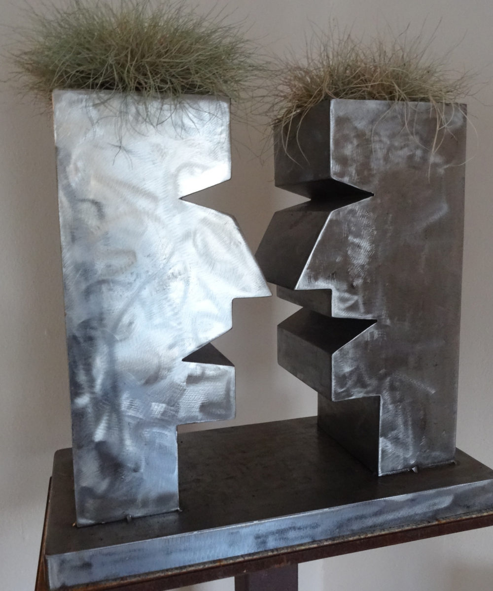 Zwei Gesichter drei Vasen