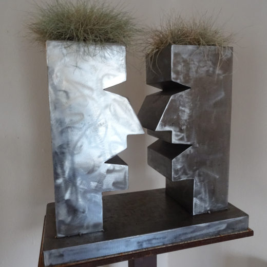 Zwei Gesichter drei Vasen